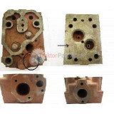 Hlava valca[komunisticka] so zátkami a puzdrami 102 4V (poz. 37-39,44)